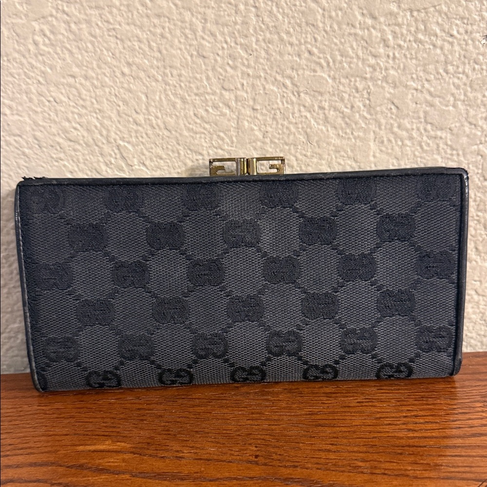 Gucci Vintage Black Kisslock Wallet Authentic